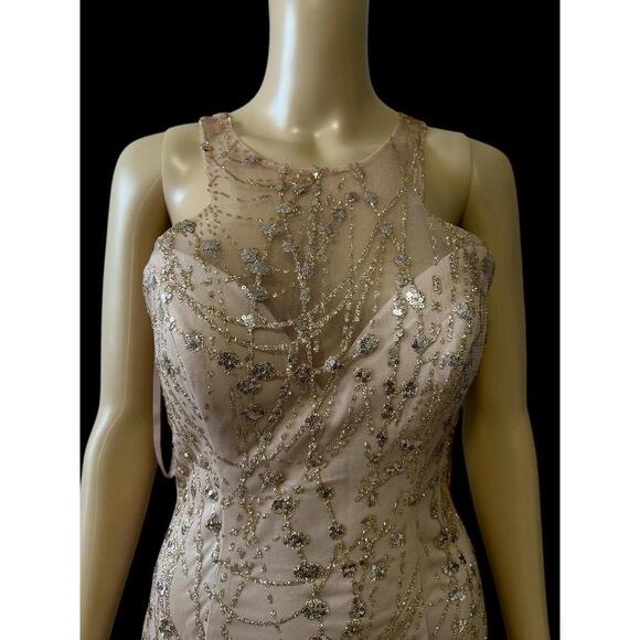 Elegant Evening Gown - Picture 2 of 8